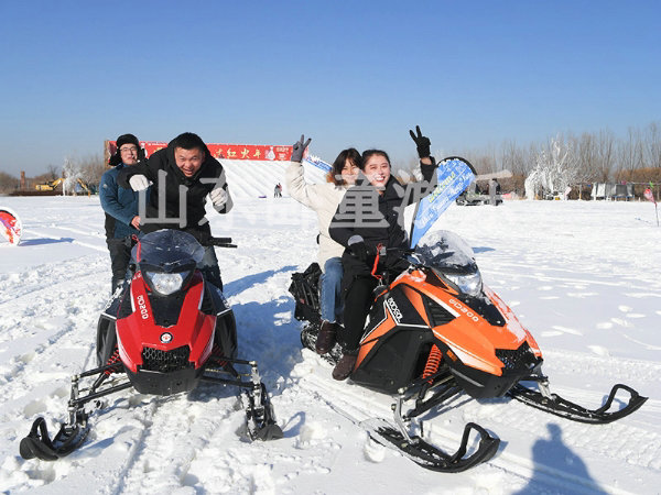 雪地摩托