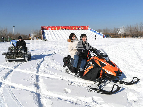 雪地摩托